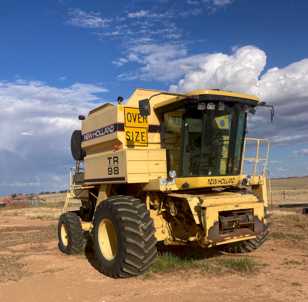 New Holland TR98 Header with Front