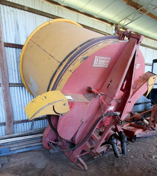 1998 Teagle 6060 Tomahawk Round Bale Shredder