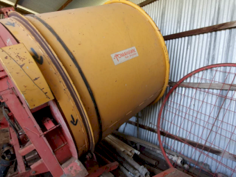 1998 Teagle 6060 Tomahawk Round Bale Shredder