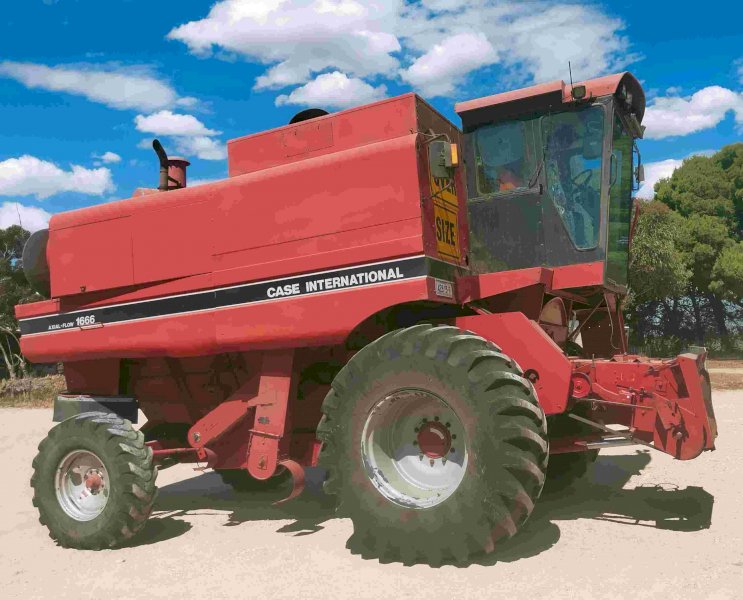 CASE IH 1666 Combine with 30ft Front