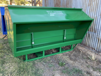 1.4 ton Hansen Engineering lick type grain feeder brand new
