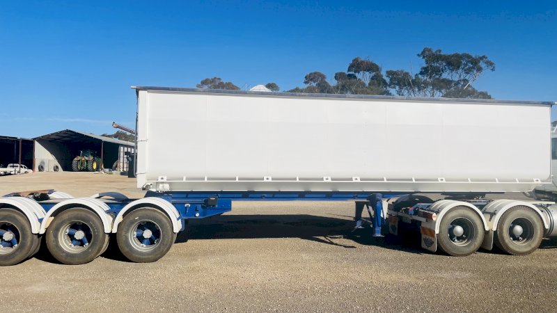 2002 Moore Sliding A trailer