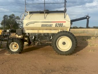 2011 Moisture Manager 12m Bar with Bourgault 6280 Air Cart