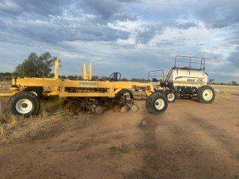 2011 Moisture Manager 12m Bar with Bourgault 6280 Air Cart