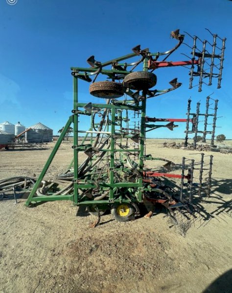 John Deere 1610 Chisel Plough and Morris 41Ft Harrows