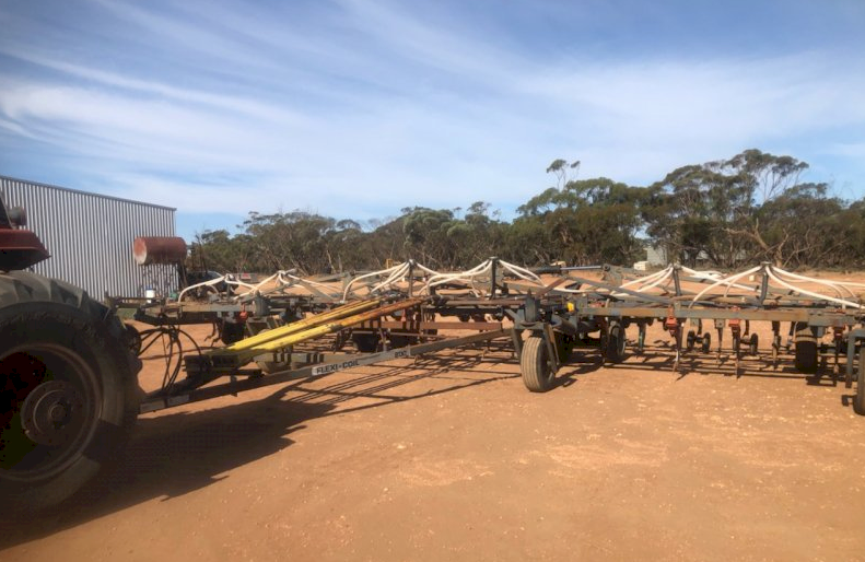 Flexicoil 800 Air Seeder Bar with 360 Chamberlain Box