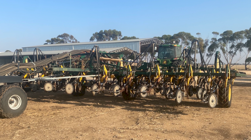 Simplicity 40ft Seeder Bar with Flexi Coil 1720 Air Cart