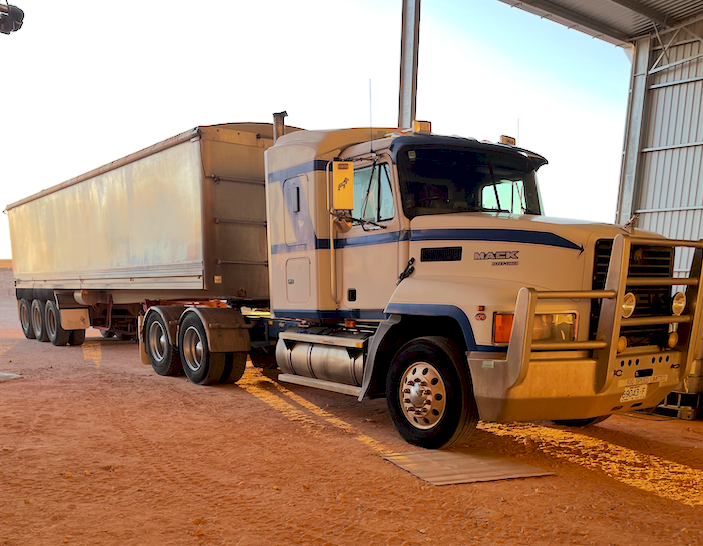 2000 Mack Fleetliner CH Prime Mover with 2000 Hamelex White 36ft Aluminum Tipper Trailer