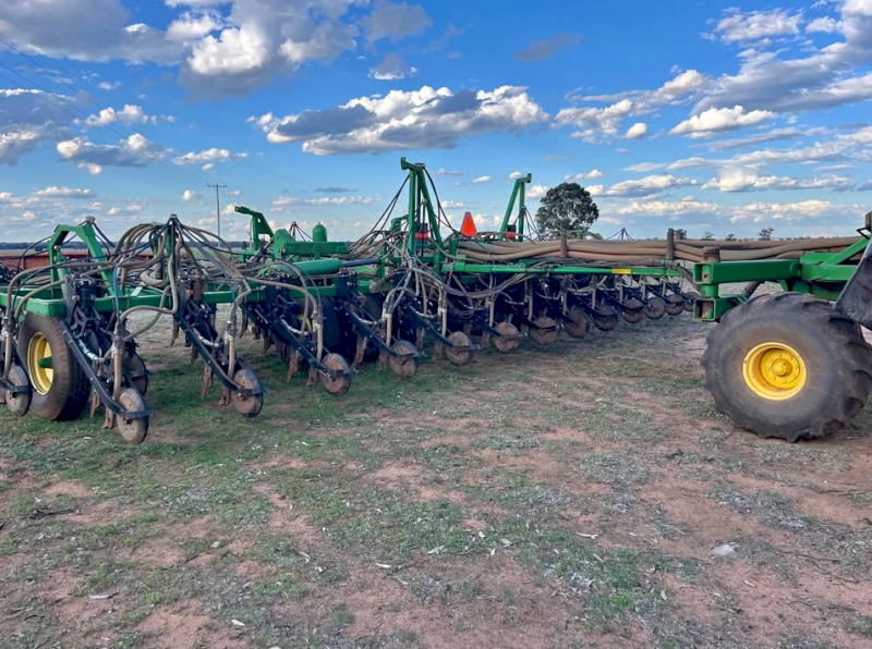 John Deere Conserva Pak Seeder with 1910 Air Cart