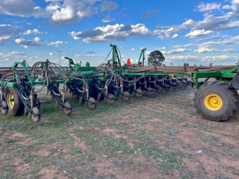 John Deere Conserva Pak Seeder with 1910 Air Cart