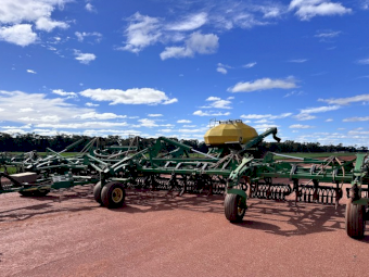 John Deere airseeder 1830 Bar with 1910 Air Cart