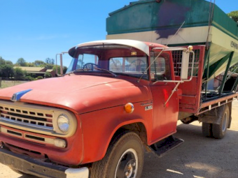 International C1600 Tipper Truck
