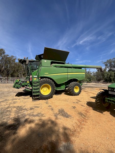 2016 John Deere S680 Header with 40ft MacDon Front