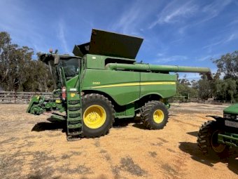 2016 John Deere S680 Header with 40ft MacDon Front