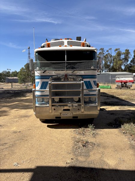 2002 Kenworth K104 Prime Mover with 2016 Maxitran Semi Trailer