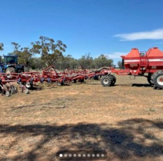 2009 Morris Concept Chisel Plough and Morris 7240 Seed Cart