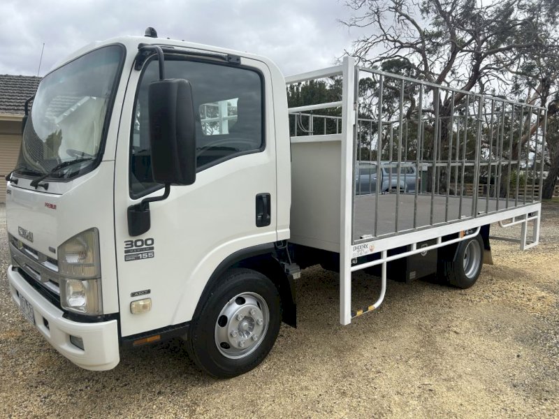 2008 ISUZU NPR 300 MEDIUM  Body Truck