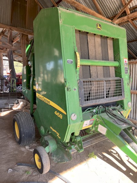 John Deere 468 Round Baler