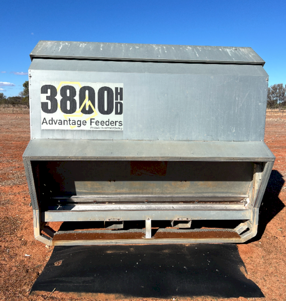 34 x Advantage 3800HD Feeders