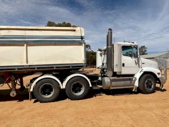 2002 Freightliner Prime Mover FL112 plus Lusty Bogie Trailer