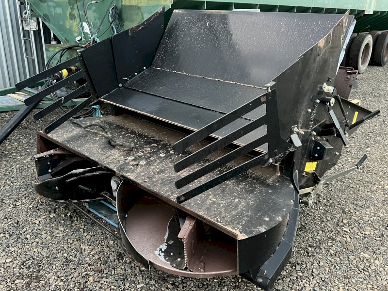 2016 NH 9.90 Chopper and Chaff Spreader