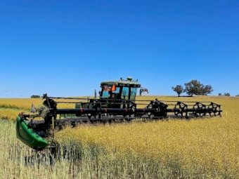 2017 John Deere 40 ft D65 Front