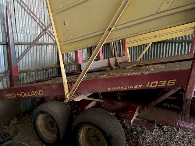 New Holland 1036 Stackliner