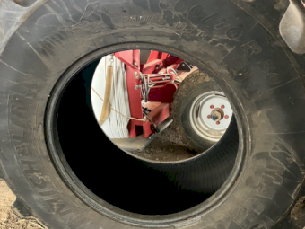 2 x 600/70R30 Michelin MACHXBIB Tyres