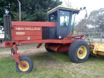 New Holland 2550 Speedrower Self Propelled Windrower