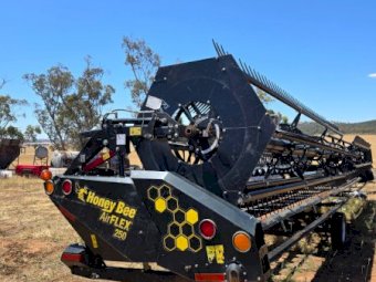 2019 Honey Bee AirFLEX 250 Front with Cross Auger