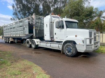 1999 Freightliner FL112 Prime Mover With Cattle Crate