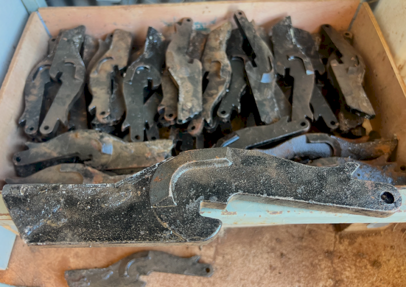 62 x New Agmaster Knife Points