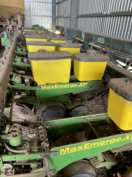 John Deere MaxEmerge XP 8 row Planter