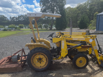 2006 Eastwind DF250 Tractor with Front End Loader