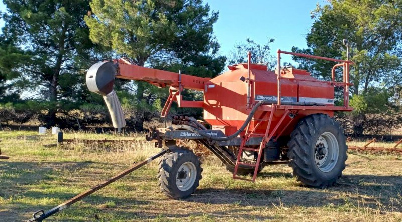 42' Horwood Bagshaw Chisel Plough with 4000L Horwood Bagshaw Aircart