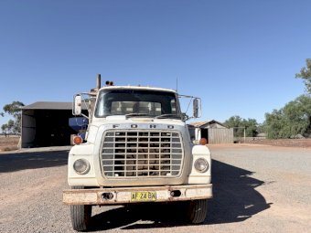 Ford Louisville 7000 V8 Cat Tipper