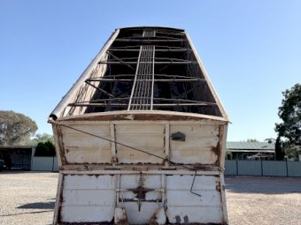 Ford Louisville 7000 V8 Cat Tipper