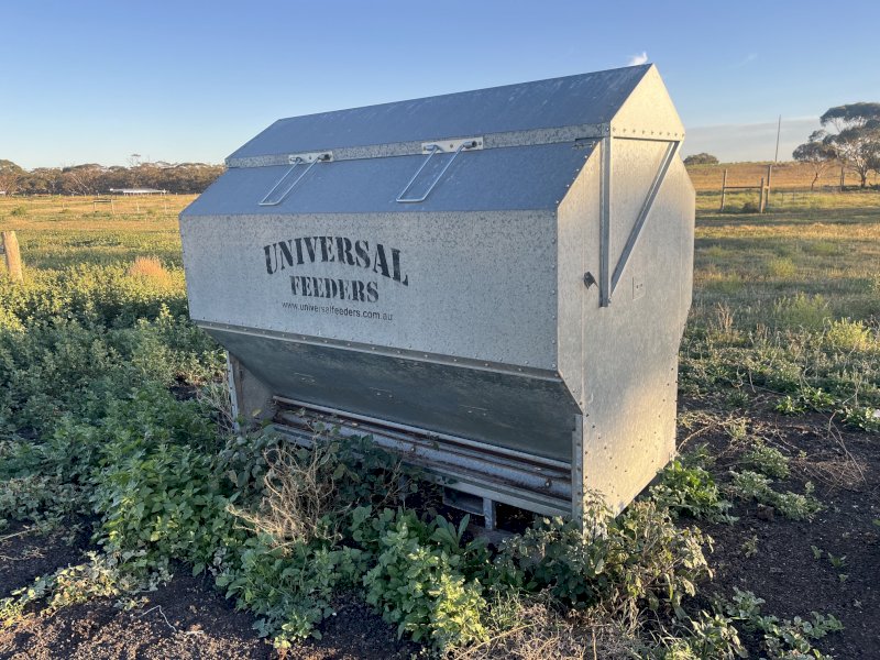 2 X Universal Feeders