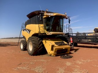 New Holland CR970 Header with Honey Bee Grain Belt Flex Plus 36 ft Front