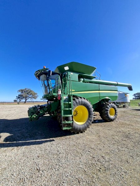 2014 John Deere S680 Header with 2011John Deere 640D Front and Trailer