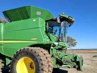 2014 John Deere S680 Header with 2011John Deere 640D Front and Trailer