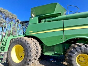 2014 John Deere S680 Header with 2011John Deere 640D Front and Trailer