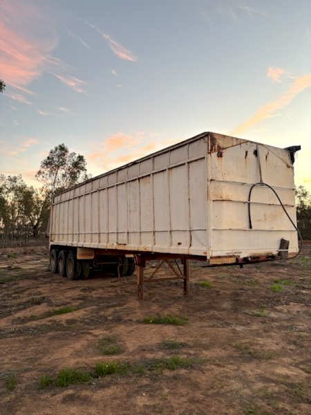 1980 White Tipper Trailer