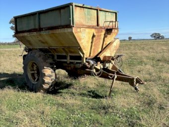 Marshall 850T Fertilizer Spreader