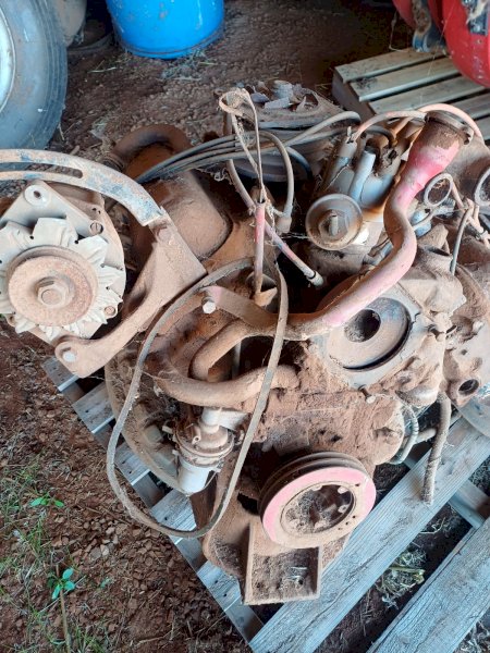 International 345 V8 Motor