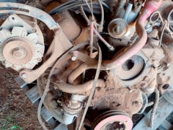 International 345 V8 Motor