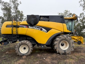 2002 New Holland CX 780 Header With 25Ft Honeybee Front
