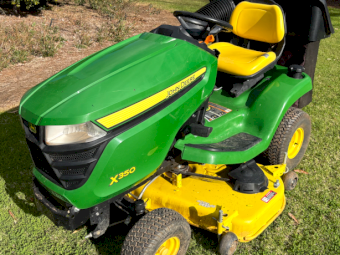 2017 John Deere X350 Ride-on Lawn Mower