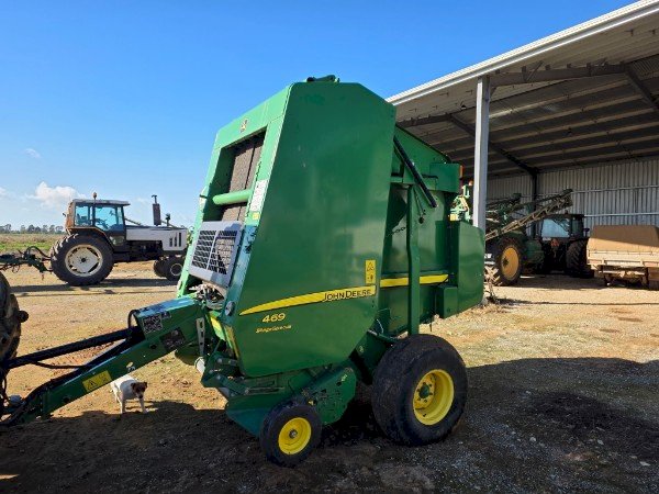 John Deere 469 Round Baler