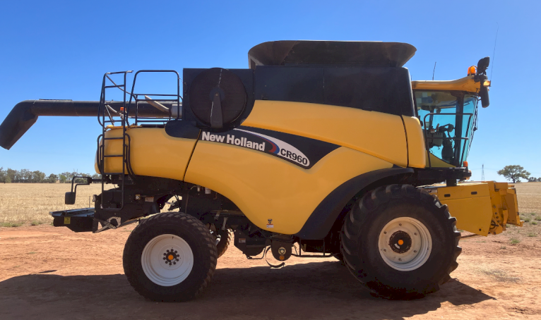 2004 New Holland CR 960 Header with 42ft Honeybee 94C Front with Comb Trailer